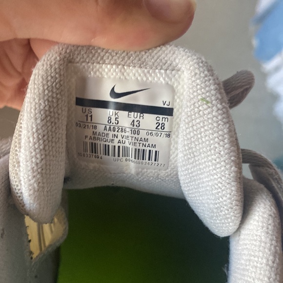 lightly used volleyball shoes nike size 11 women’s - Picture 5 of 5